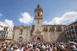 Las muixerangas frente a la Basílica.