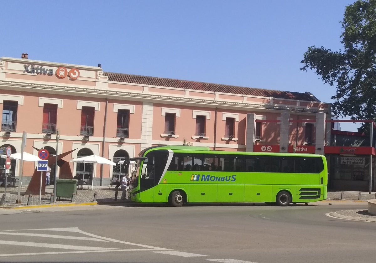 Autobús que refuerza el servicio desde Xàtiva hasta Moixent.