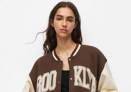 Chaqueta bomber de Pull&Bear, por 29,99 euros.