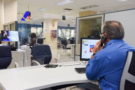 Un empleado público durante su jornada laboral, en la oficina de la Agencia Estatal