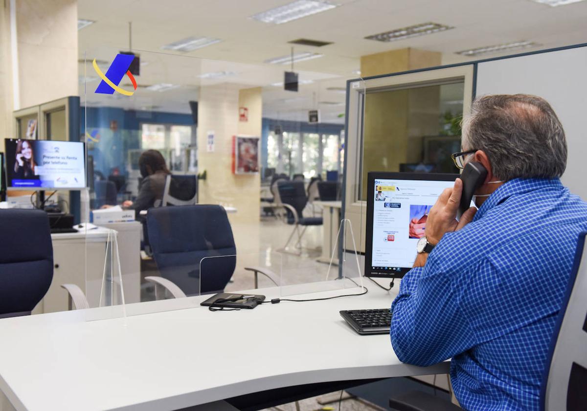 Un empleado público durante su jornada laboral, en la oficina de la Agencia Estatal