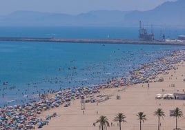 Playa de Gandia, llena de bañistas durante este pasado mes de agosto.