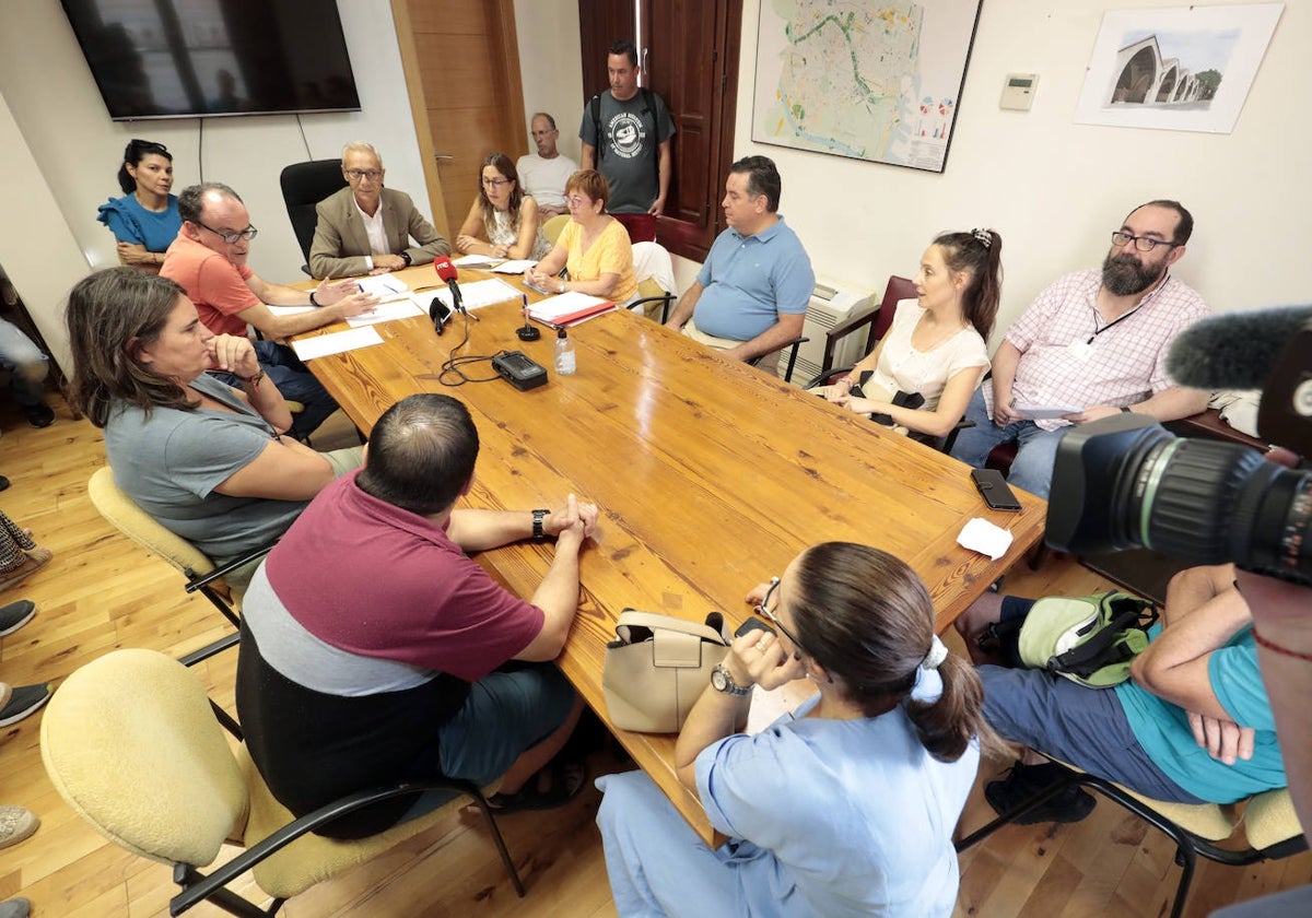 El concejal de Mercados y Comercio, Santiago Ballester, presidente la puja por un puesto exterior del mercado municipal de Ruzafa.