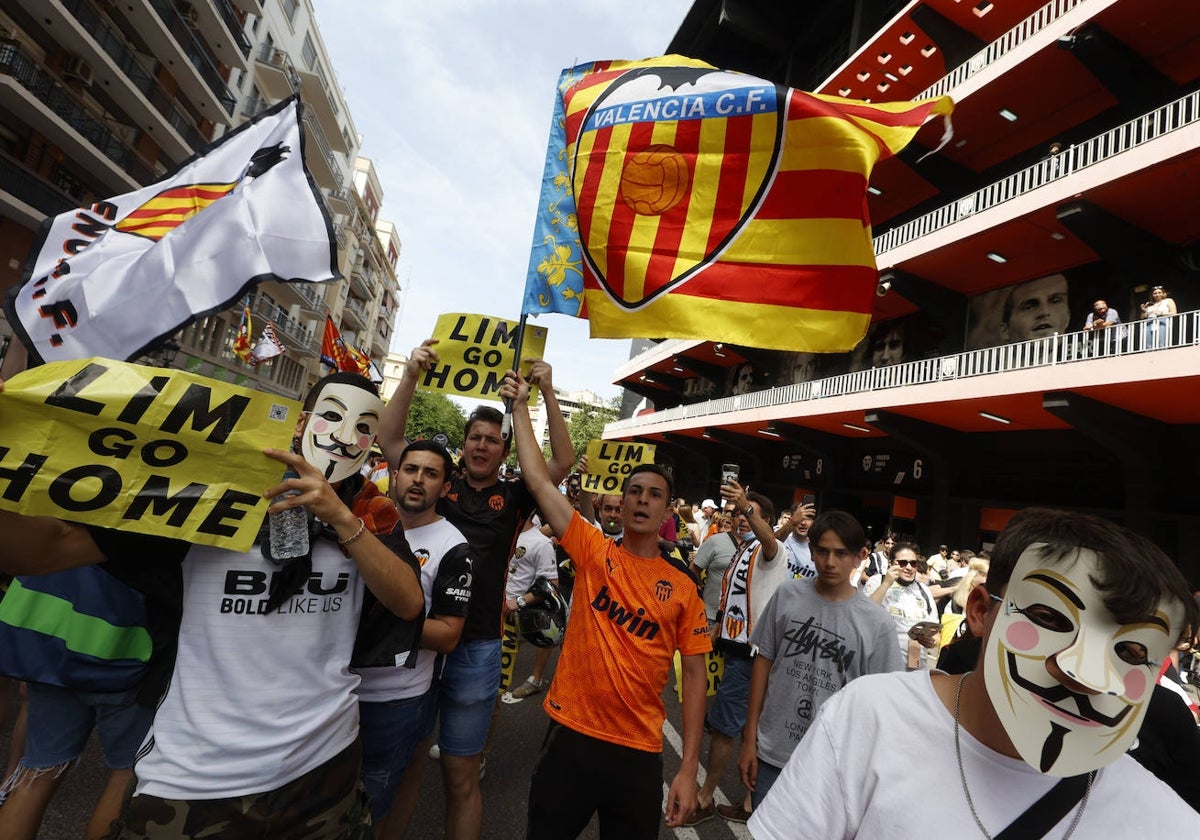 Una de las manifestaciones que se han celebrado en las inmediaciones de Mestalla.