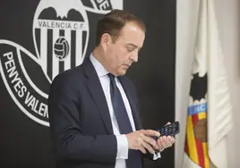 Zorío consulta su teléfono en una imagen en la Agrupación de Peñas.