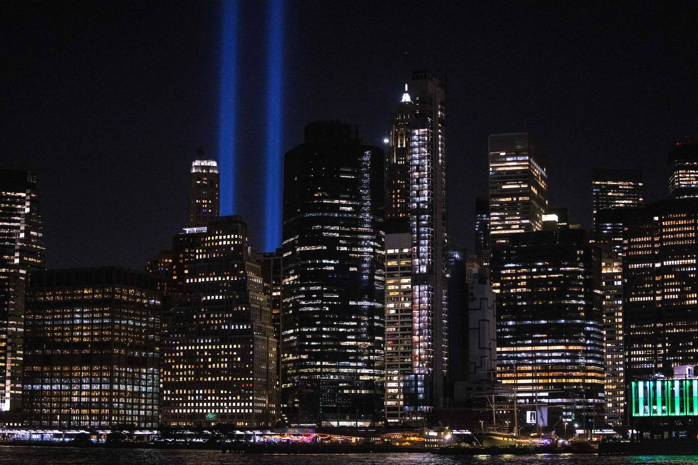 El cielo de Nueva York se ilumina en el 22 aniversario del 11-S