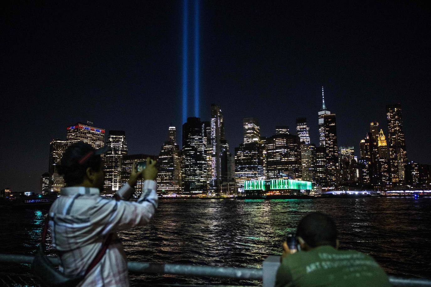 El cielo de Nueva York se ilumina en el 22 aniversario del 11-S