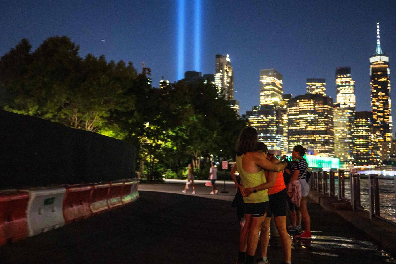 El cielo de Nueva York se ilumina en el 22 aniversario del 11-S