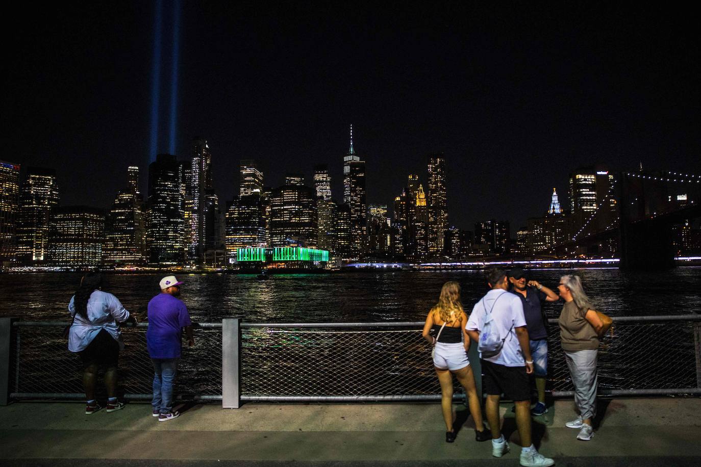 El cielo de Nueva York se ilumina en el 22 aniversario del 11-S