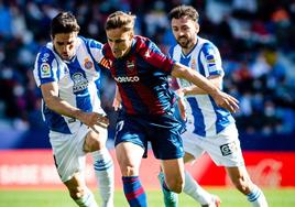 Dani Gómez, en un partido contra el Espanyol de la temporada 2021-22, equipo al que se fue cedido tras el descenso.