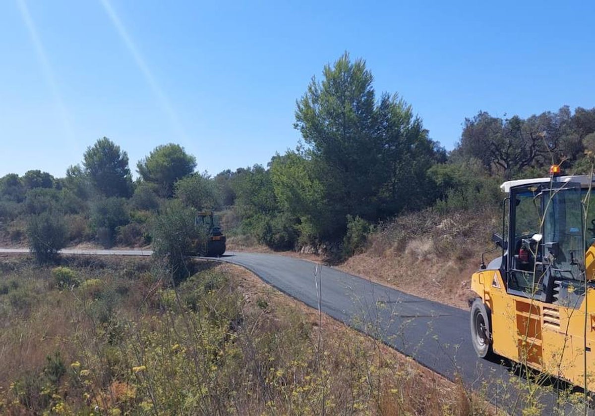 Los trabajos de reasfaltado de un camino de Benitatxell.