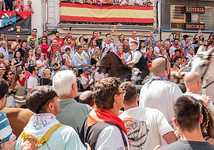 Imagen principal - El presidente de la Generalitat ha presenciado la Entrada de este jueves (arriba) y varios momentos de la carrera.