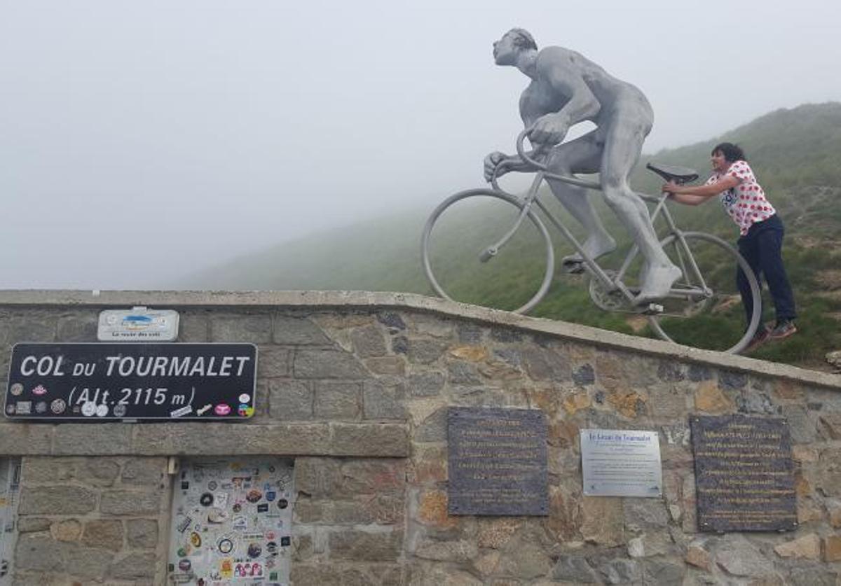 La estatua de Octave Lapize en lo alto del Tourmalet. .