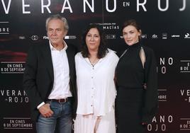 José Coronado, la directora Belén Macías y Marta Nieto en la presentación de la película 'Verano en rojo'.