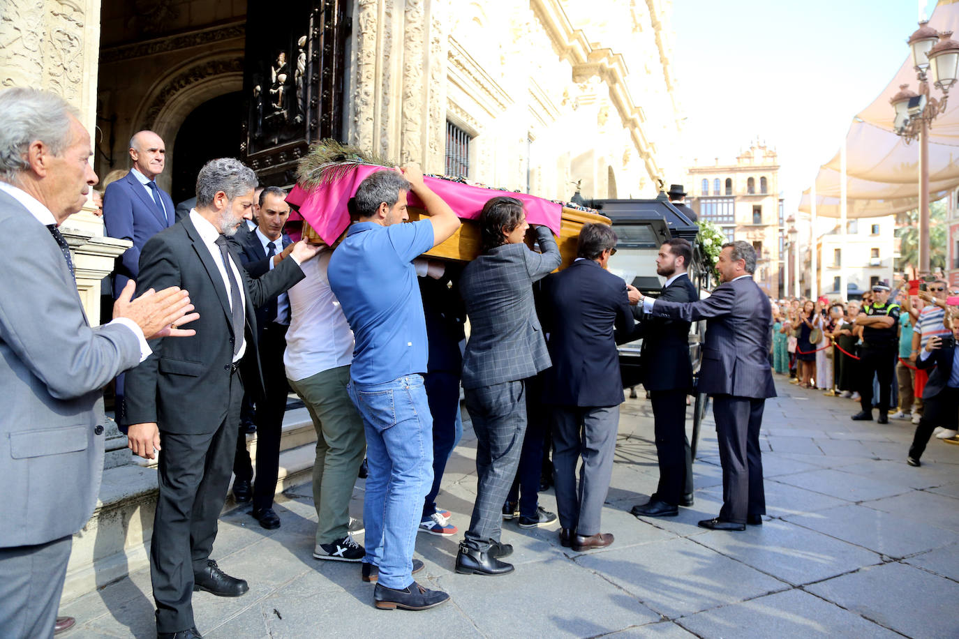 Así se despide Sevilla de María Jiménez: entre famosos y homenajes