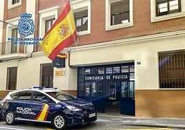 Entrada de la comisaría donde fue detenido el fugitivo.