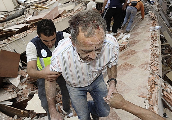 Auxilio a un hombre que quedó atrapado en el terremoto de Lorca.