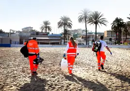 Personal del SAMU abandona una playa de Valencia tras una emergencia.