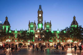 Fachada del Ayuntamiento de Valencia iluminada de verde como imagen de sensibilización.