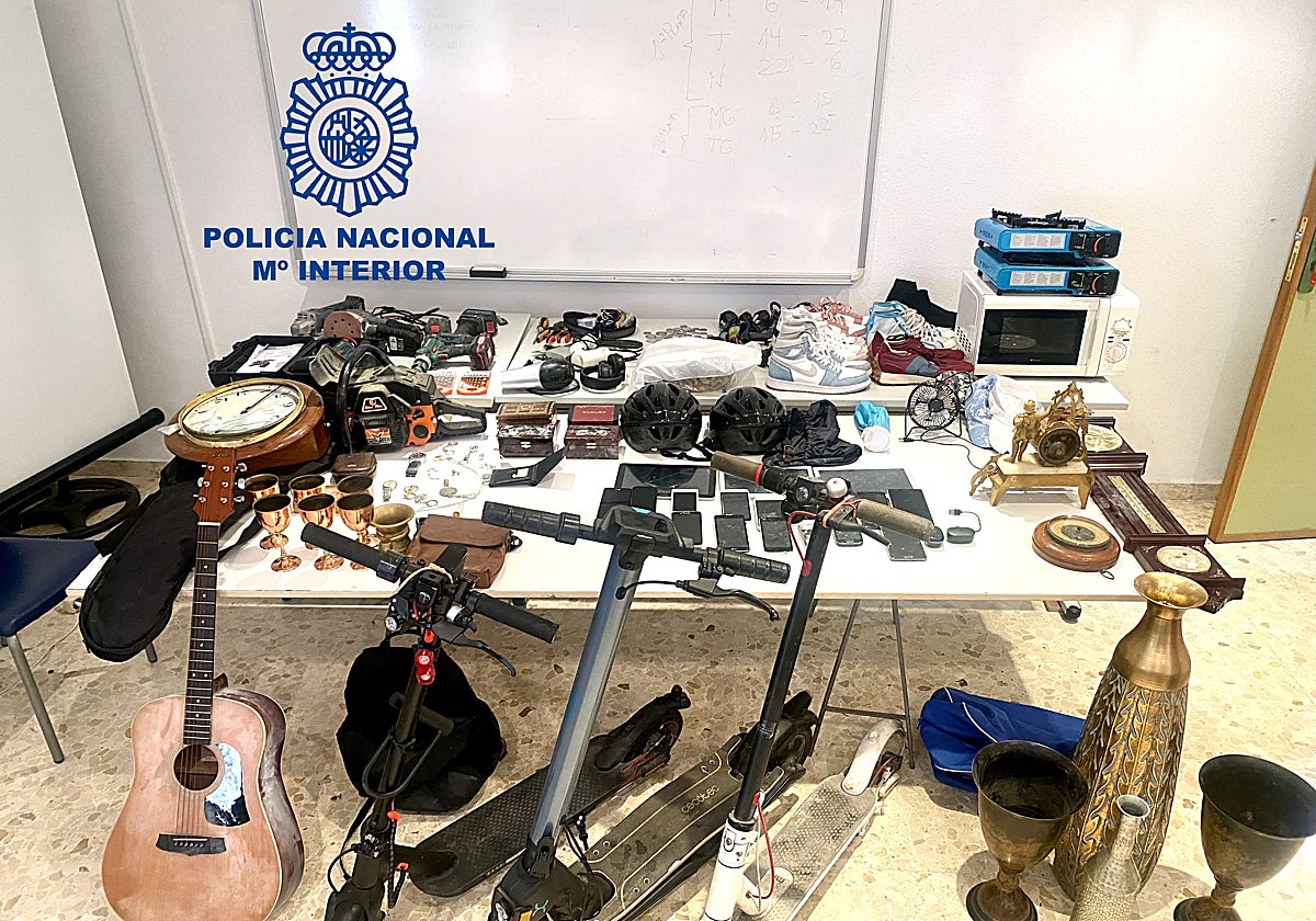 Algunos de los objetos recuperados, expuestos en dependencias de la Policía Nacional.