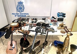 Algunos de los objetos recuperados, expuestos en dependencias de la Policía Nacional.