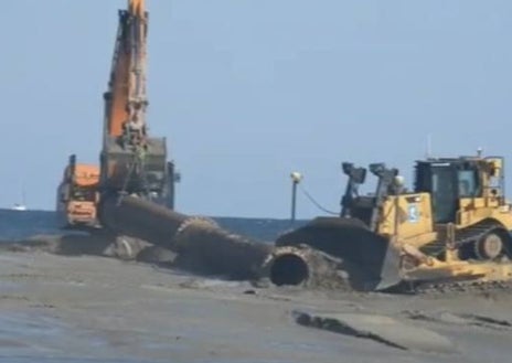 Imagen secundaria 1 - Aporte de arena que se está realizando en la playa de Arbre de Gos de Valencia. 