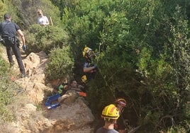 Bomberos trabajan durante el rescate de la víctima, en la senda del Tangó de Xàbia.