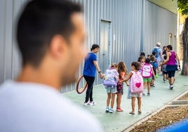 Alumnos a punto de entrar en un colegio de Quart de Poblet.