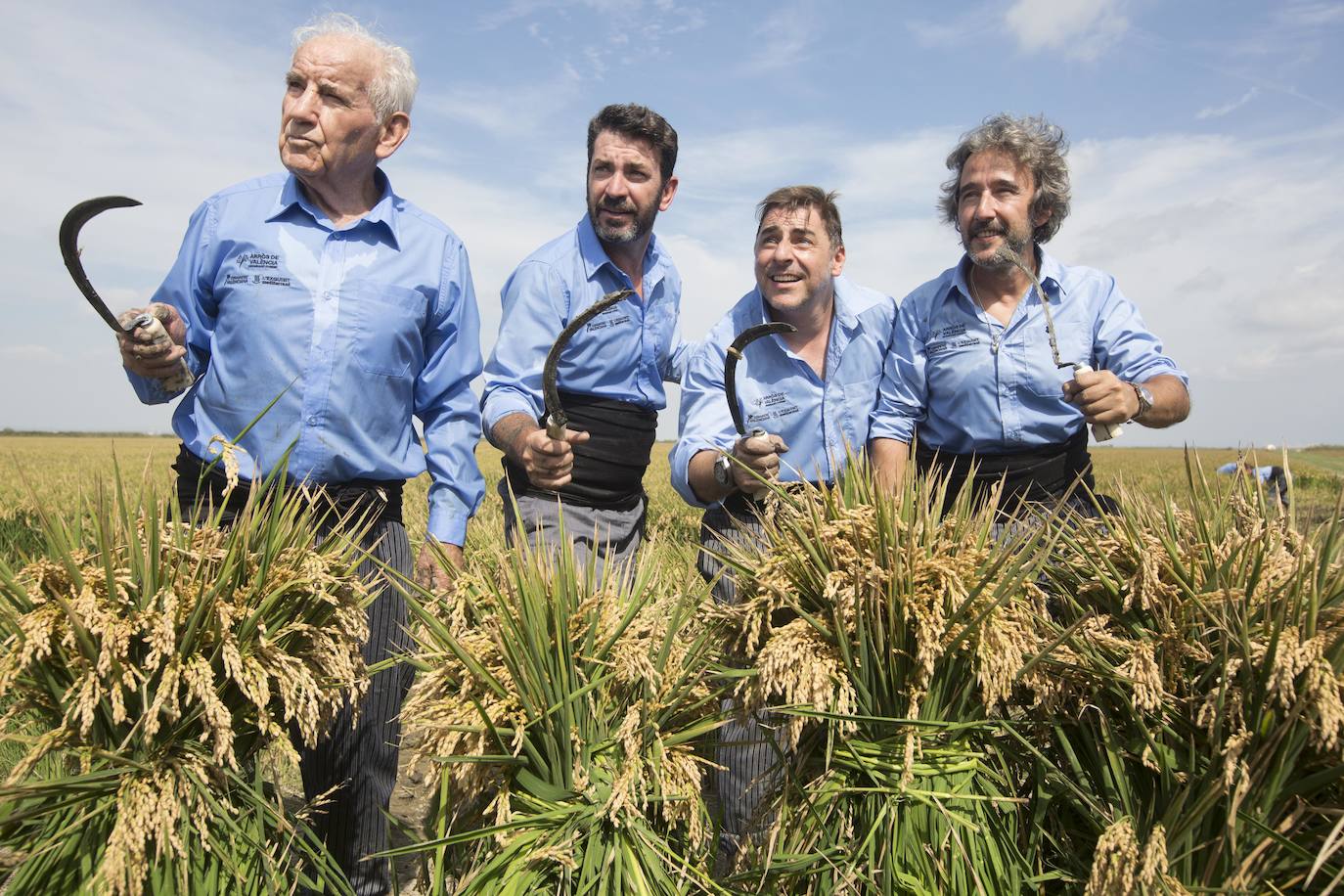 Los cocineros y el actor, junto con el agricultor que les ha enseñado a segar, Antonio Gil.