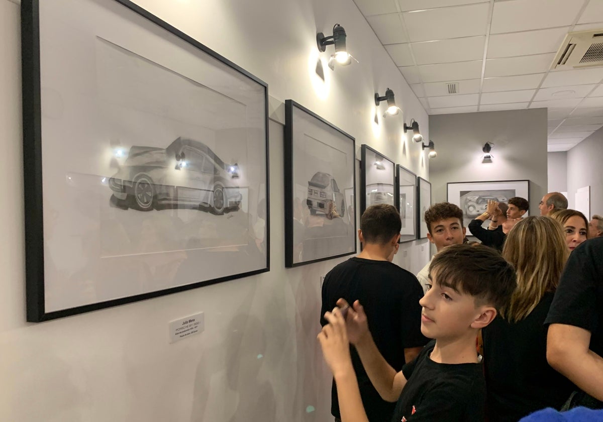 Asistentes a la inauguración de la exposición.