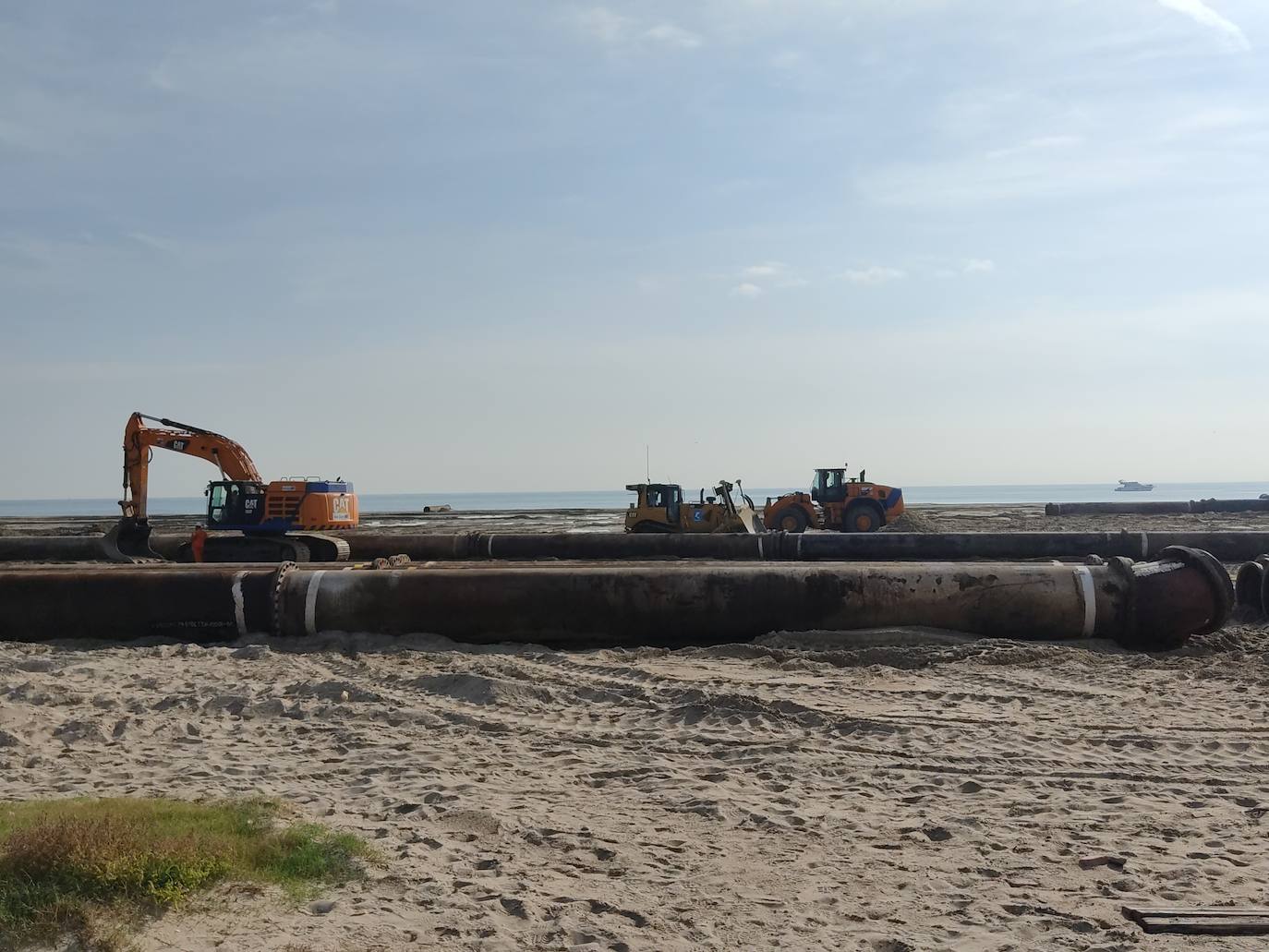 Trabajos de colocación de la arena en la playa Arbre de Gos.