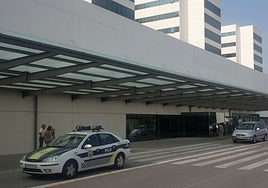 Un coche patrulla de la Policía Local en el Hospital La Fe de Valencia.