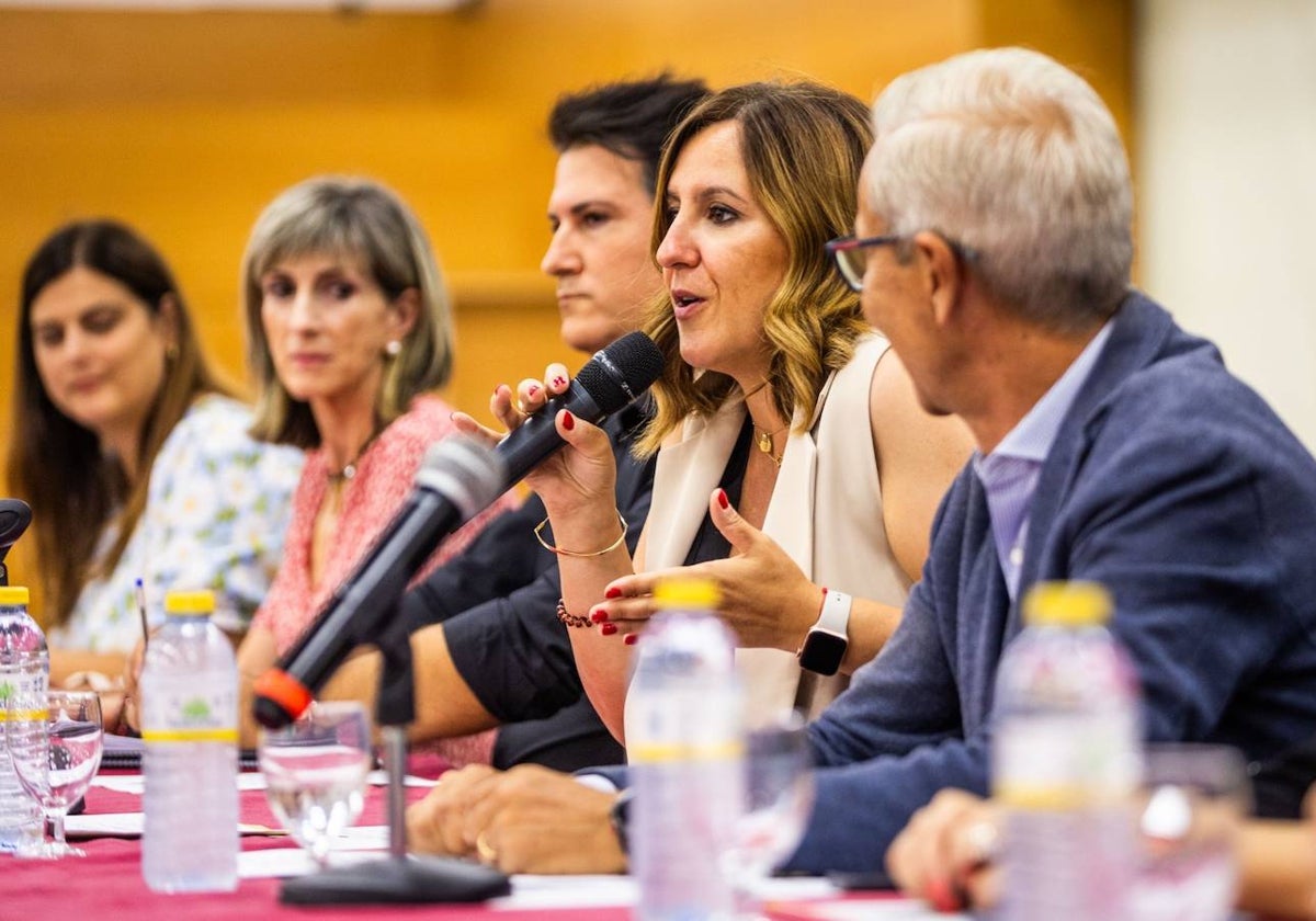 La alcaldesa de Valencia, María José Catalá, junto al concejal Santiago Ballester, el secretario general de la JCF, Nico Garcés y la directiva de la Junta.