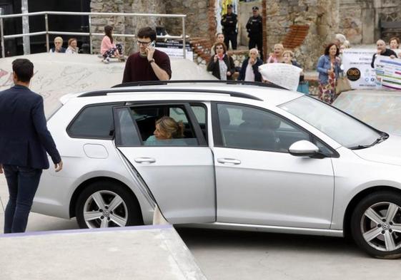 Yolanda Díaz baja de un coche.