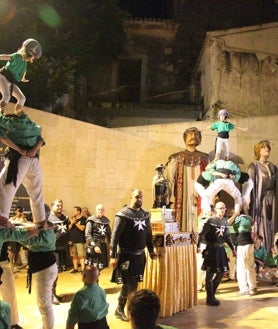 Imagen secundaria 2 - Éxito de participación y público en el desfile ECOS &#039;De quan els moros arribaren al Saladar&#039;