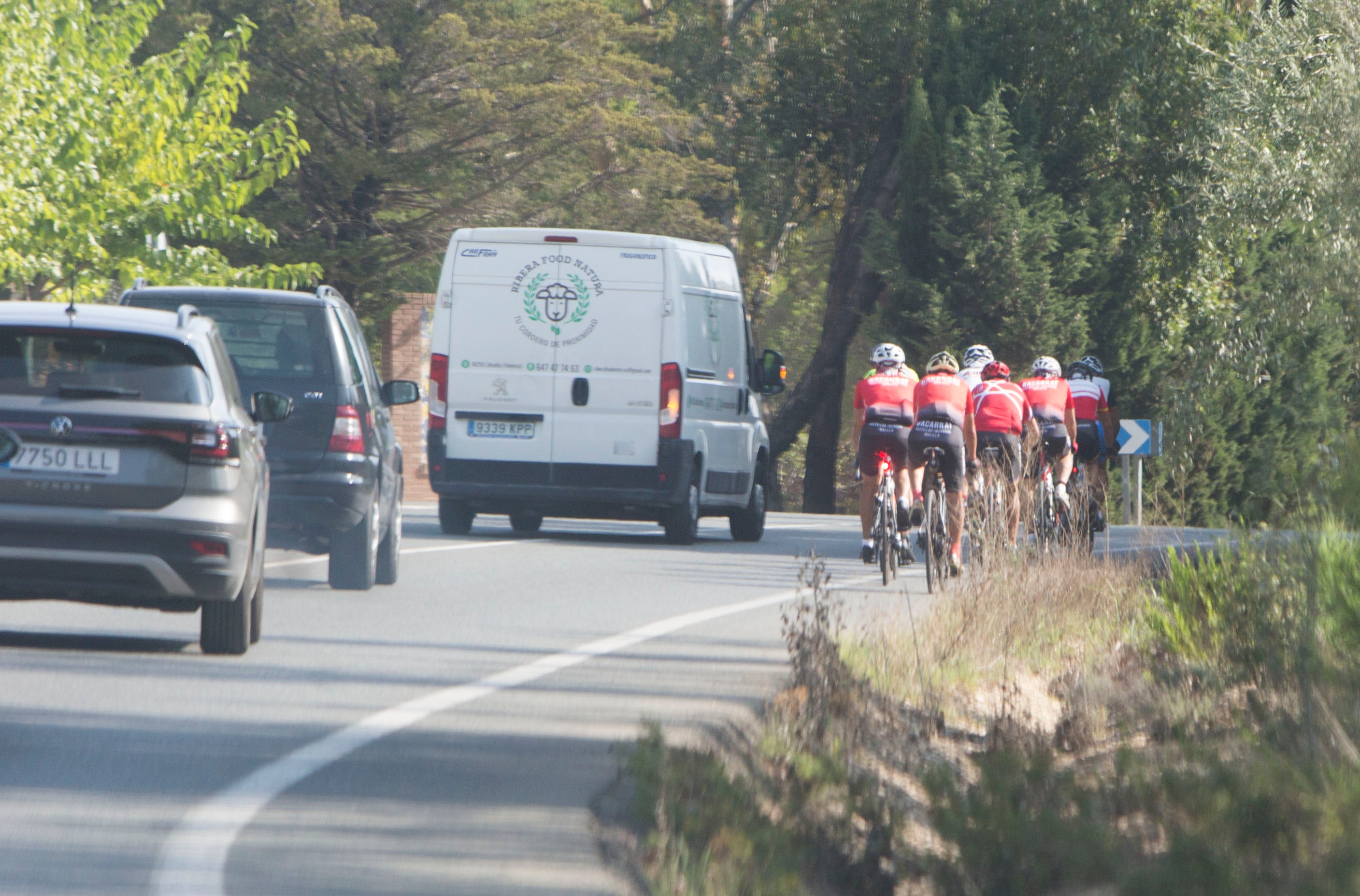 Ciclistas por la zona del accidente.