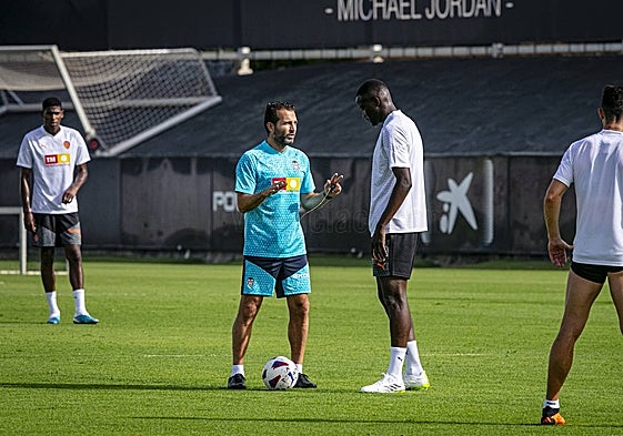 Baraja habla con Diakhaby, en presencia de Mosquera.