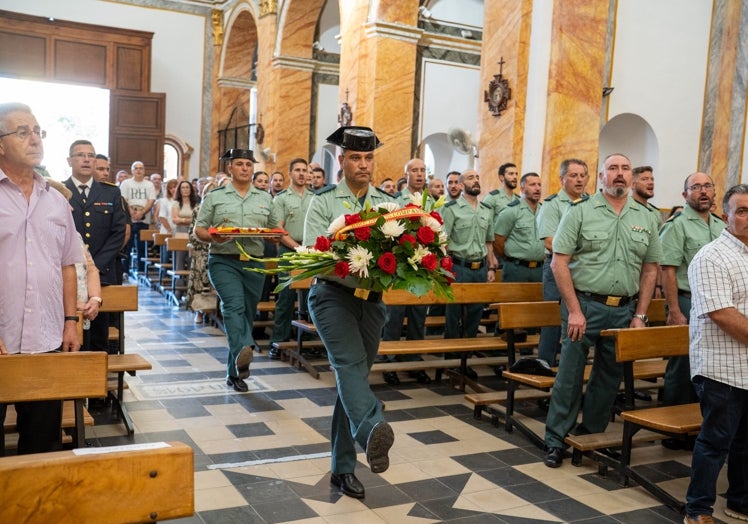 Imagen principal - Distintas imágenes de la eucaristía en honor al agentes de la Guardia Civil de Simat. 