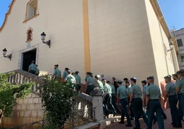 Decenas de agentes acceden a la iglesia San Miguel Arcángel de Simat para despedir a su compañero.
