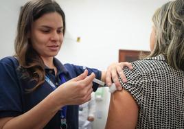 Una enfermera aplica una dosis de la vacuna contra la Covid.