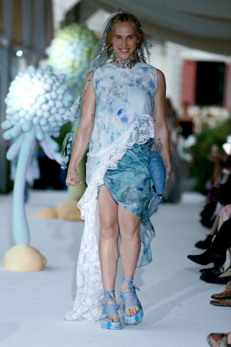 Diseños de Collina Strada en la New York Fashion Week 2023