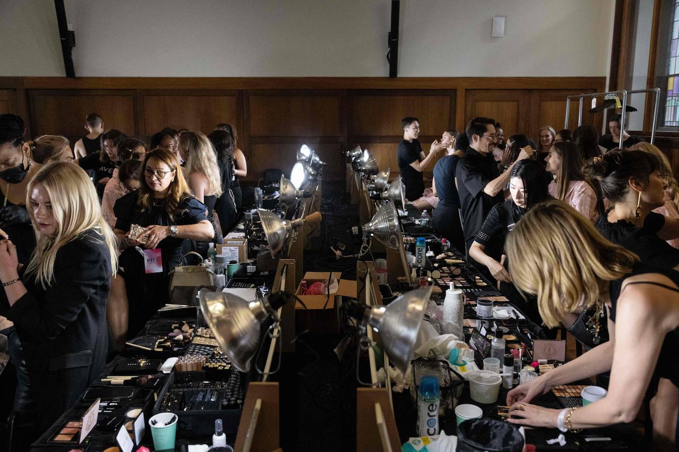 Modelos en sesión de maquillaje en la New York Fashion Week 2023