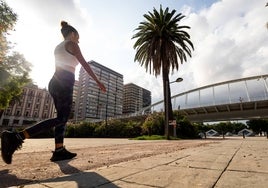 Una usuaria en el Carril '5K Jardí del Turia'