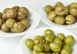 Las tres variedades de aceituna aloreña: verdes frescas, curadas y tradicionales.