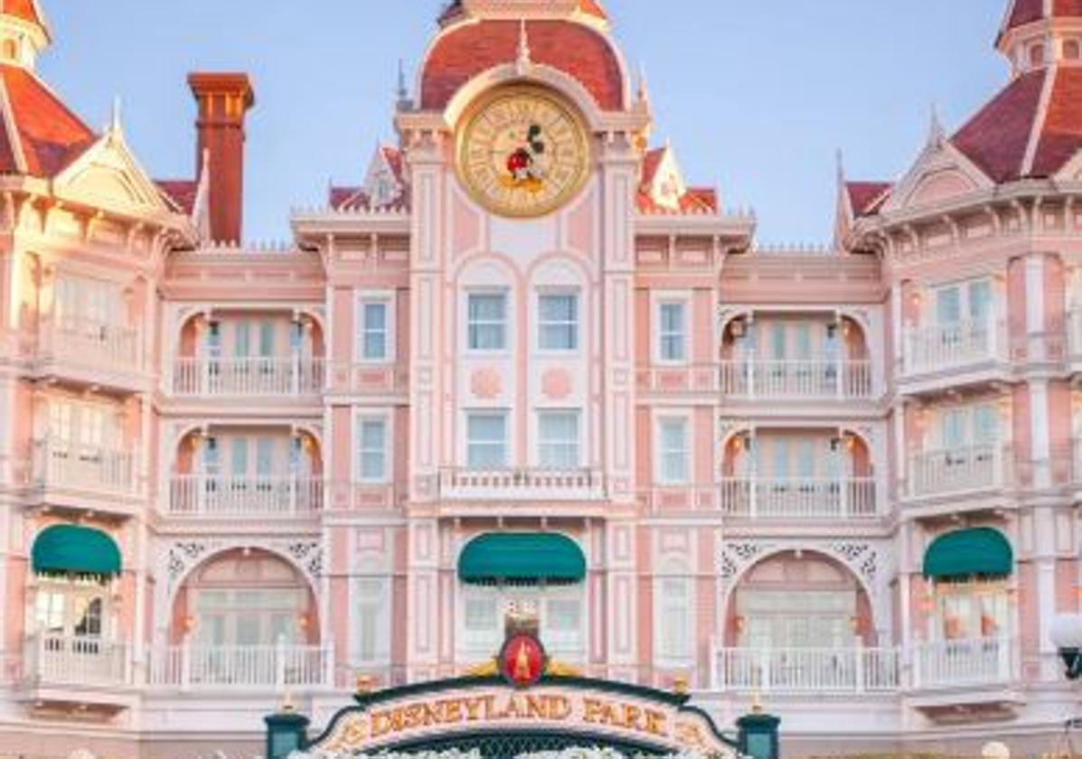 Interior del reformado hotel de 5 estrellas en Disneyland París.