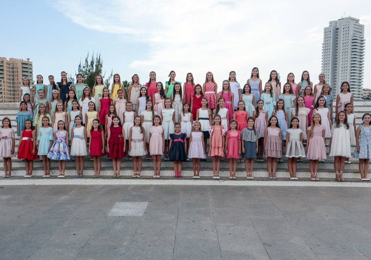 Imagen principal - Posado de las 73 niñas candidatas a fallera mayor infantil de Valencia.