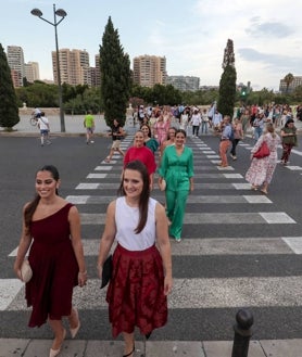 Imagen secundaria 2 - Posado de las candidatas mayores.