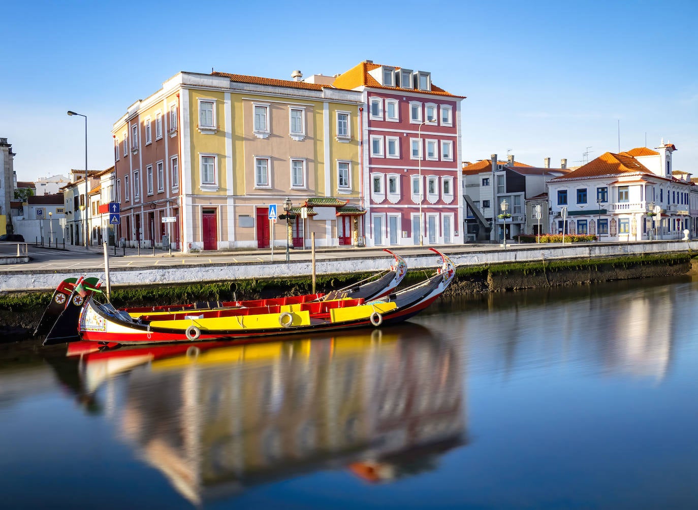 Aveiro (Región Centro - Portugal). La Venecia portuguesa por sus numerosos canales y sus coloridas embarcaciones que recuerdan a las góndolas.