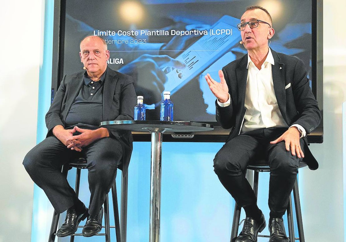 Javier Tebas y Javier Gómez, durante la exposición del límite salarial de los clubes.