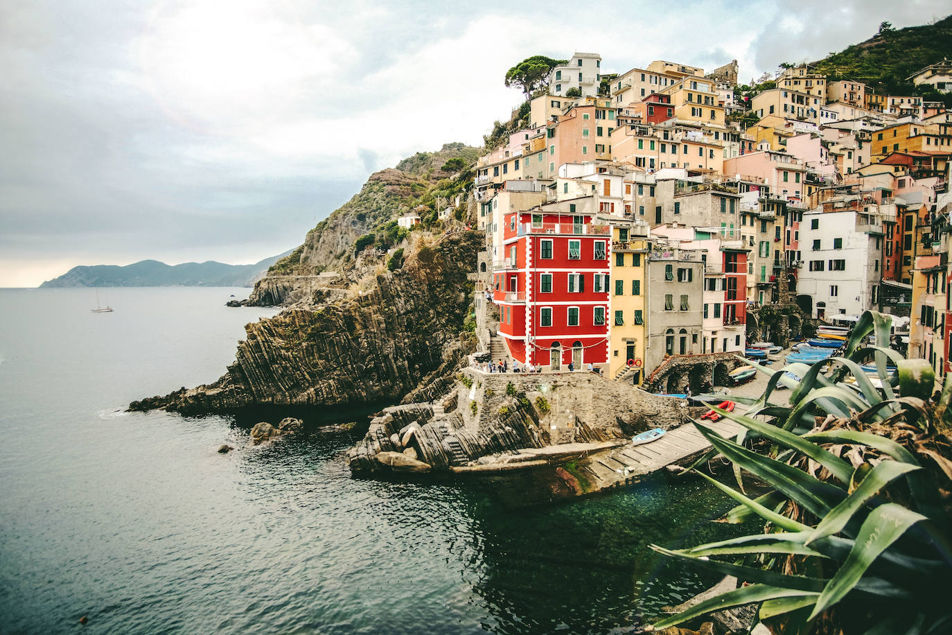 Manarola (Cinque Terre - Liguria - Italia) Encaramado sobre un acantilado de unos 70 metros sobre el nivel del mar.